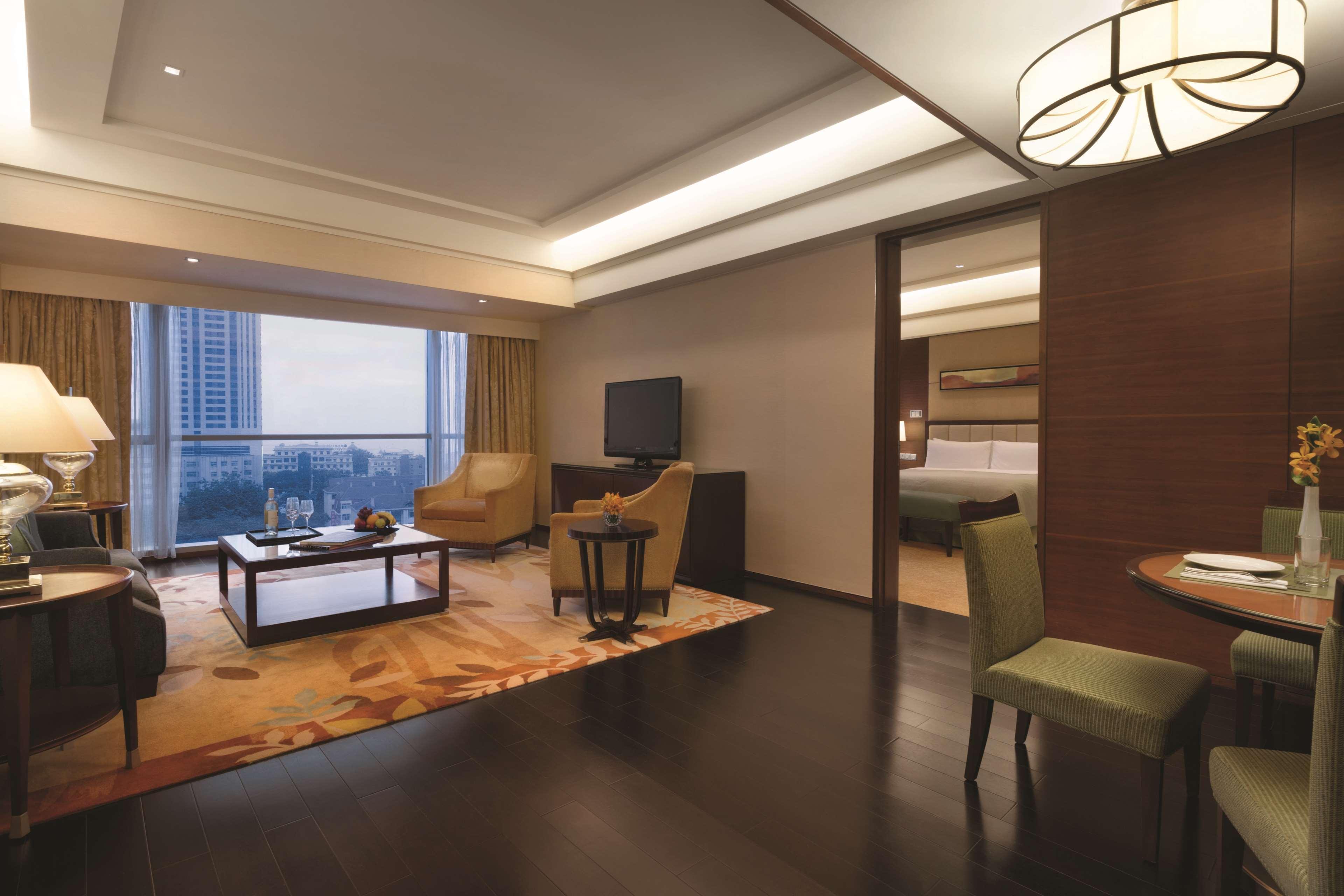 ОТЕЛЬ SHANGRI-LA QINGDAO - MAY FOURTH SQUARE ЦИНДАО 5* (Китай) - от 7218  RUB | NOCHI